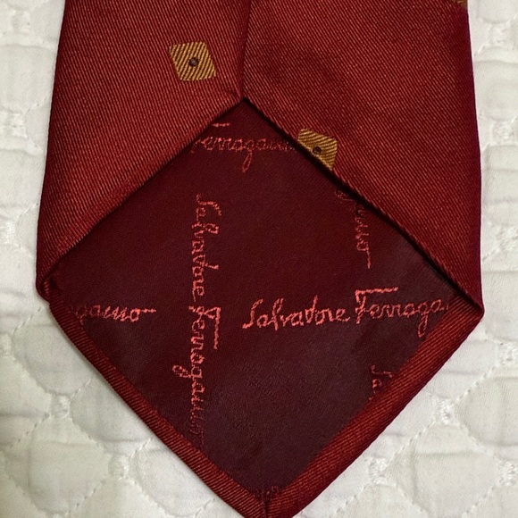 Salvatore Ferragamo 100% Silk Burgundy Tie with Gold Geometric Pattern - Picture 4 of 6